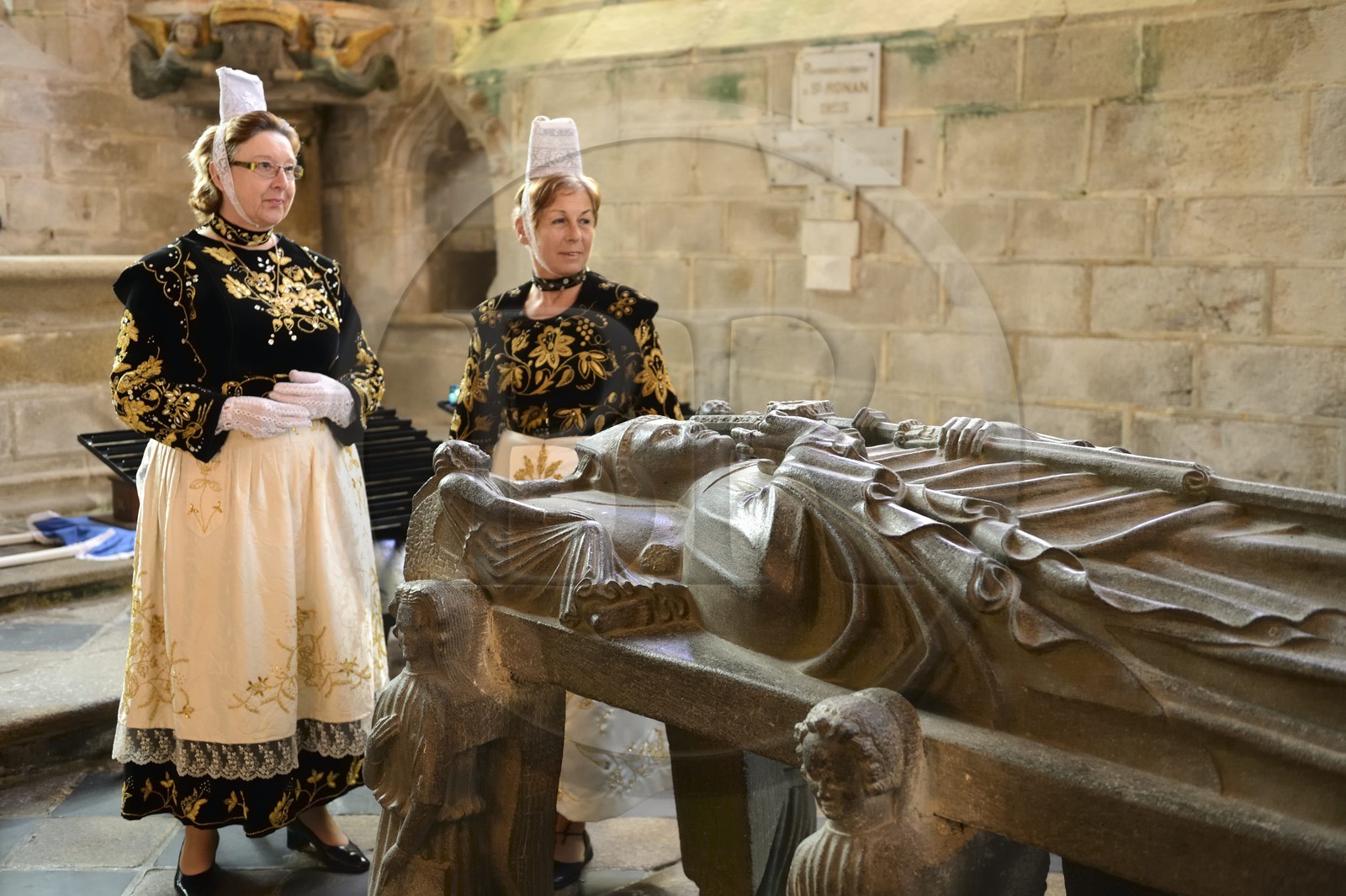 France, Finistère (29), Locronan, labellisé Les Plus Beaux Villages de France, femmes en costume traditionnel pendant la Troménie autours du cénotaphe de saint Ronan dans la chapelle du Péniti adjacente à l'église Saint Ronan