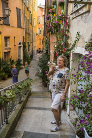 France, Alpes-Maritimes (06), Nice classée Patrimoine Mondial de l'UNESCO, le Vieux Nice, Marie-Odile Martin qui appartient à la confrérie des Pénitents rouges rencontre son ami Jean Jacques Wannere qui végétalise la rue de l'Ancien Sénat