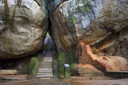 Sri Lanka, province centrale, district de Matale, Sigiriya, ville ancienne de Sigiriya classée patrimoine mondial de l'UNESCO, escalier d'accès à l'ancien palais forteresse du Rocher du Lion