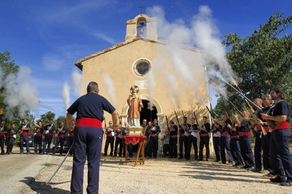 France, Var (83), la Provence Verte, Bras, la Bravade, procession de Saint-Etienne, les bravadeurs tirent des coups de fusils à blanc