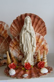 Croatie, Dalmatie, Parc national de Krka, monastère franciscain de l’îlot Visovac, objet souvenir avec la Vierge Marie