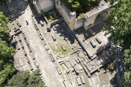 France, Bouches-du-Rhône (13), Arles, les Alyscamps, site classé Patrimoine Mondial de l'UNESCO, nécropole païenne puis chrétienne de l'époque romaine au Moyen Age, comprenant de très nombreux sarcophages (vue aérienne)