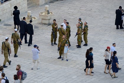 Israel, Jérusalem, ville sainte, vieille-ville classée Patrimoine Mondial de l'UNESCO, juifs ortodoxes et soldats au pied de l'esplanade du Temple ou esplanade des Mosquées