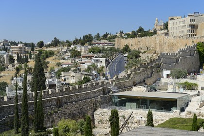 Israel, Jérusalem, ville sainte, vieille-ville classée Patrimoine Mondial de l'UNESCO, Centre Davidson en bas à droite, les remparts datant du temps de Soliman le Magnifique à la hauteur de la Porte des Immondices et l'église de la Dormition en arrière plan
