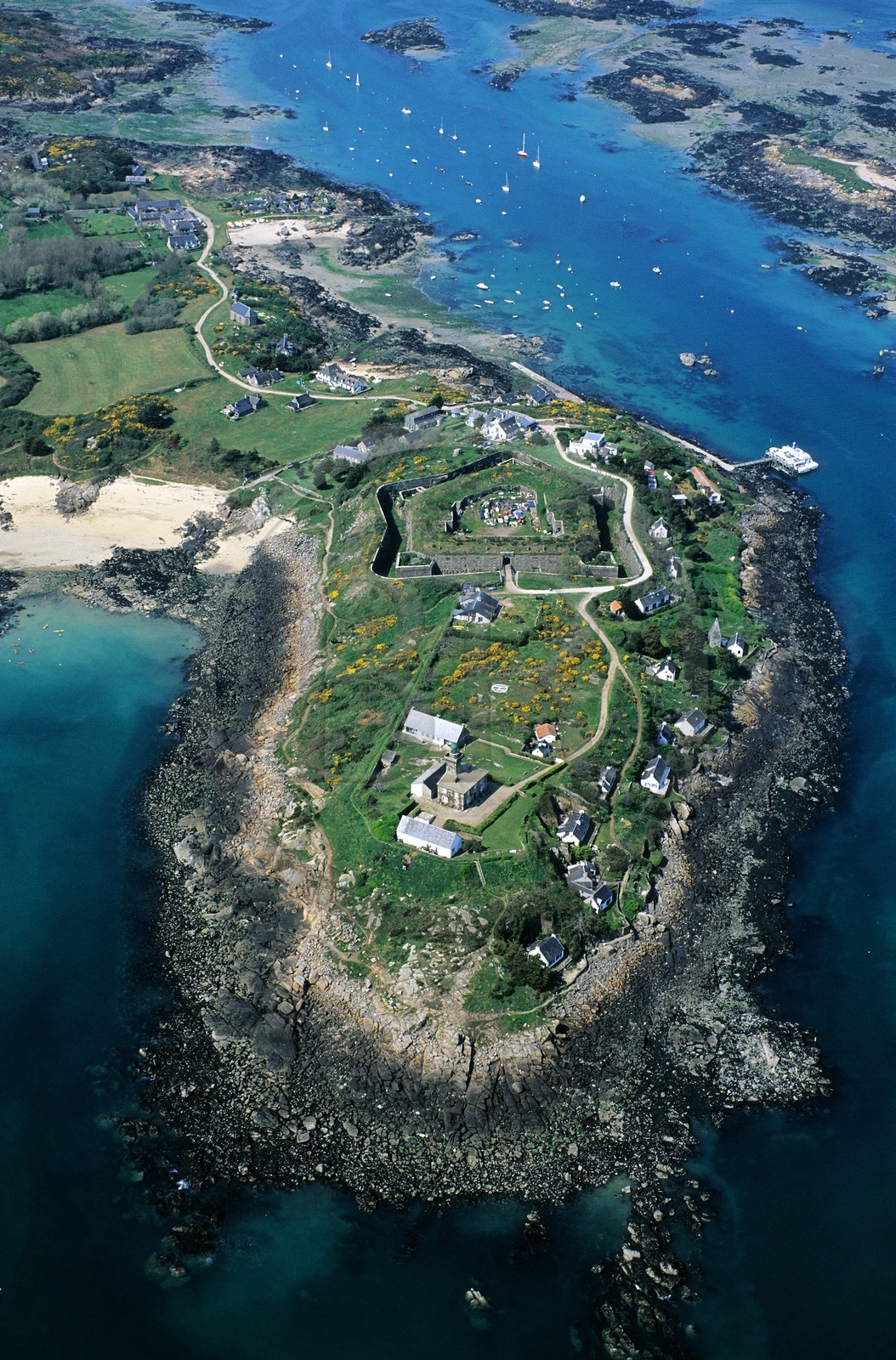 France, Manche (50), îles Chausey, phare et fort sur la pointe sud de Grande Pile et Sound (vue aérienne)