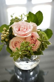 Italie, Lombardie, Milan, Quadrilatère de la Mode (Quadrilatero della moda), Four Seasons Hotel Milano, bouquet de roses dans une chambre