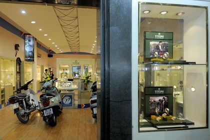 Vietnam, Hanoï, motos garées dans une horlogerie faute de parking