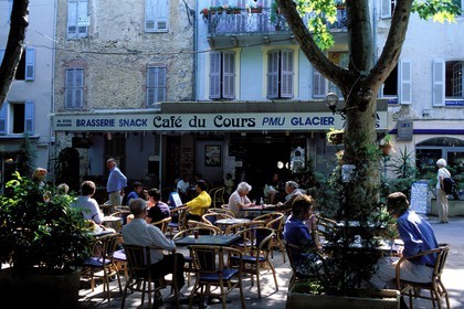 France, Var (83), Provence Verte, Cotignac, terrasse de café sur la place centrale