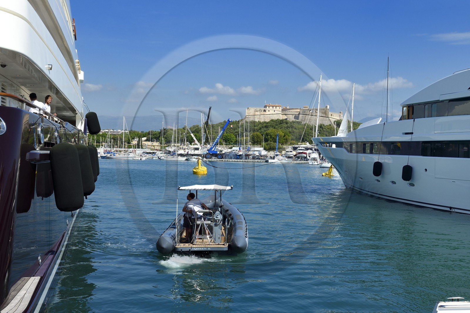 France, Alpes-Maritimes (06), Antibes, le quai des Milliardaires sur le port de plaisance et le Fort Carré en arrière plan