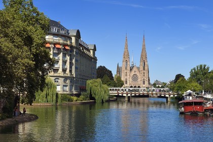 France, Bas-Rhin (67), Strasbourg, Quartier de la Neustadt datant de la période allemande classé au Patrimoine Mondial de l'UNESCO, église protestante Saint-Paul et le pont Royal enjambant l'Ill et l'immeuble ESCA à gauche