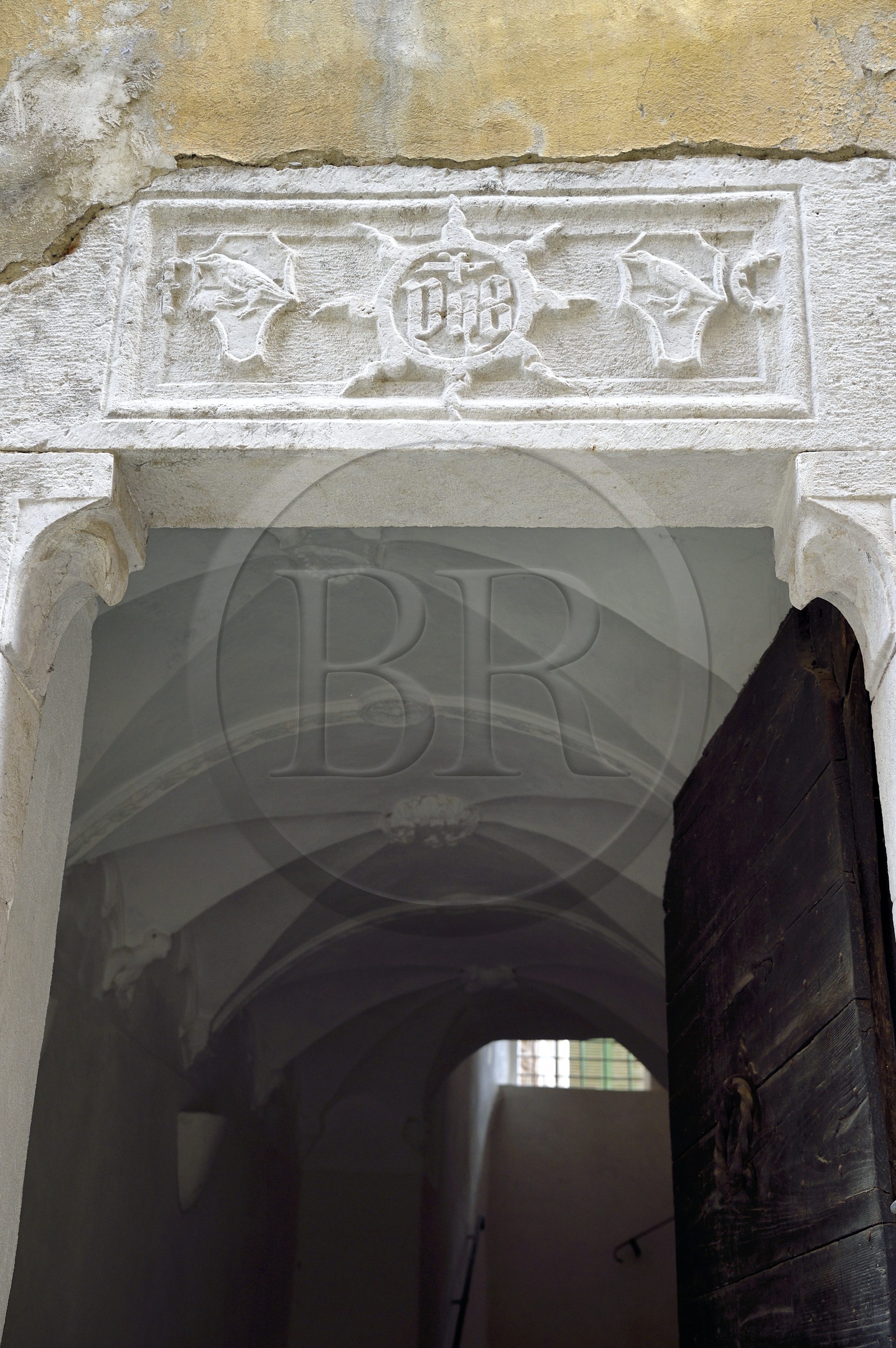 France, Alpes-Maritimes (06), vallée de la Bévéra, Sospel, linteau de porte gravé du monogramme IHS signifiant Jésus sauveur des hommes qui éloigne les mauvais esprits de la maison, immeuble de la famille Corvesi (ce qui explique le corbeau sculpté)