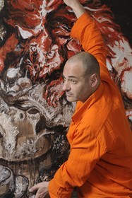 the painter Fred Kleinberg in his Paris studio during the preparation of the exhibition Baroque Flesh
