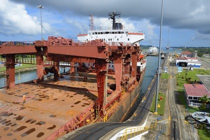 Panama, province de Colon, Canal de Panama, écluses de Gatun, cargo Panamax passant les écluses