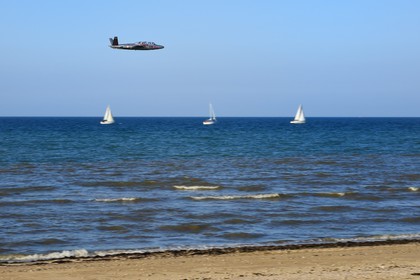 France, Calvados (14), Saint-Aubin-sur-Mer, avion d'entrainement militaire biplace ayant servi dans l’aéronavale française de 1959 à 1994, le Fouga CM-175 Zéphyr au dessus de Juno Beach