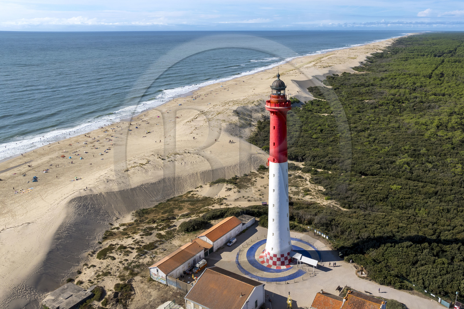 France, Charente-Maritime (17), Royan, La Tremblade, le Phare de La Coubre surplombant la plage et la Côte Sauvage (vue aérienne)