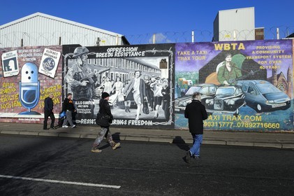 Royaume-Uni, Irlande du Nord, Belfast Ouest, le quartier catholique de Falls, International ou Solidarity Wall, peintures murales sur Falls Road