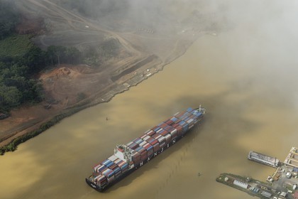 Panama, Canal de Panama à Gamboa, cargo Panamax porte-conteneurs (vue aérienne)