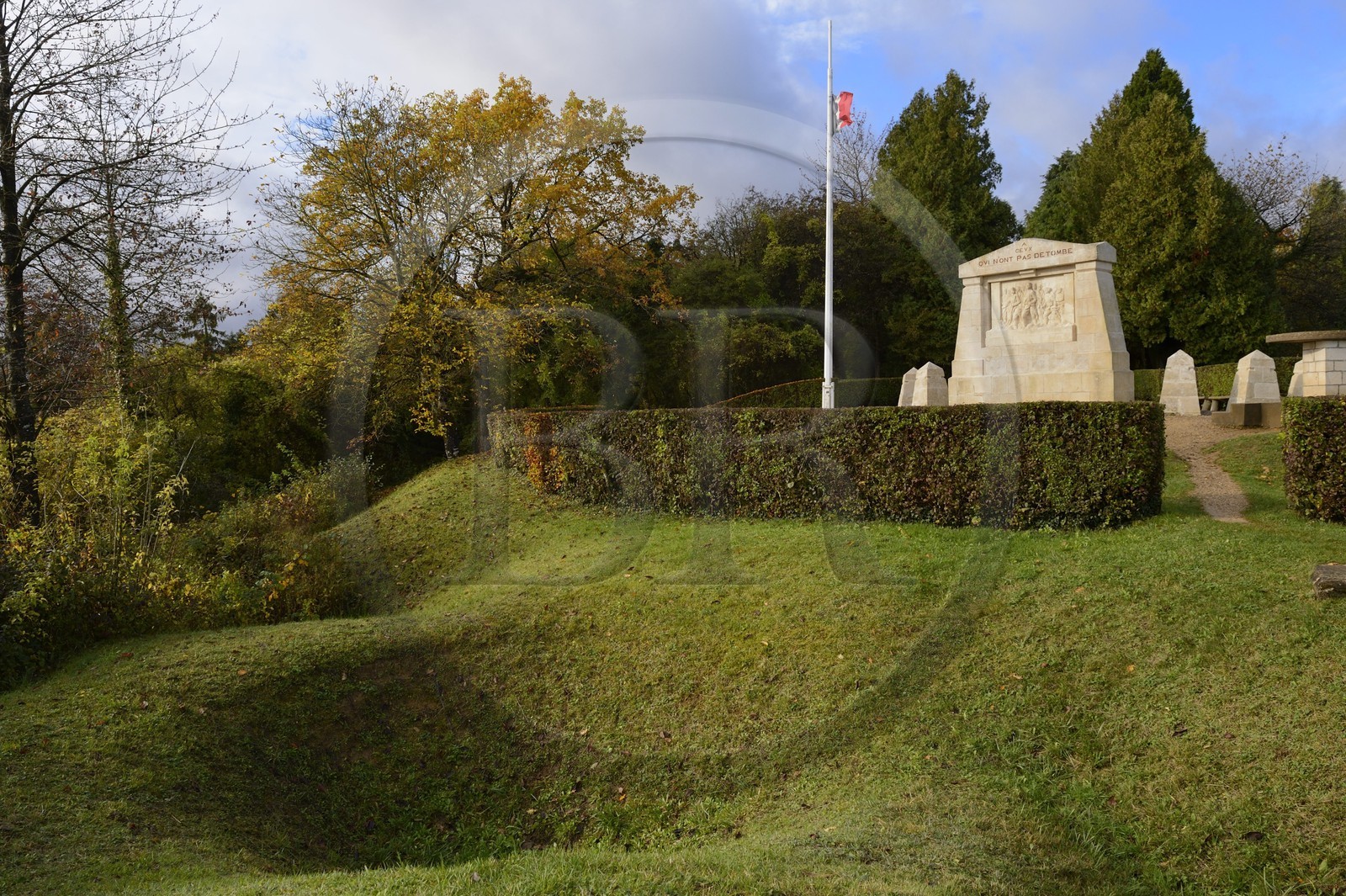 France, Meuse (55), Parc régional de Lorraine, Cotes de Meuse, Les Éparges, traces des combats d’une des luttes les plus meurtrières de la Première Guerre mondiale, trous d'obus et monument du point X en mémoire de Ceux qui n'ont pas de tombe