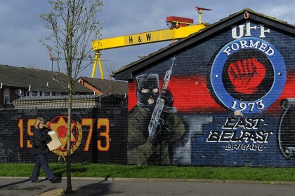 Royaume-Uni, Irlande du Nord, Belfast Est, les quartiers loyalistes protestants, Newtownards Road, fresque murale politique à la gloire des milices loyalistes