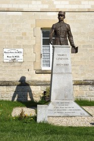 France, Meuse (55), Parc régional de Lorraine, Cotes de Meuse, Les Eparges, la statue-buste de Maurice Genevoix, ancien combattant de la première guerre mondiale, écrivain et poète français qui entrera au Panthéon en 2019