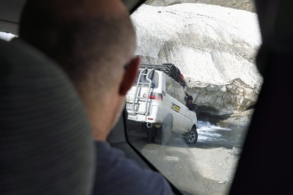 Géorgie, Kakheti, region de Touchétie, la très spectaculaire piste qui relie Telavi à Omalo au Col d'Abano (2826 mètres), voiture franchissant la rivière à gué à travers un névé