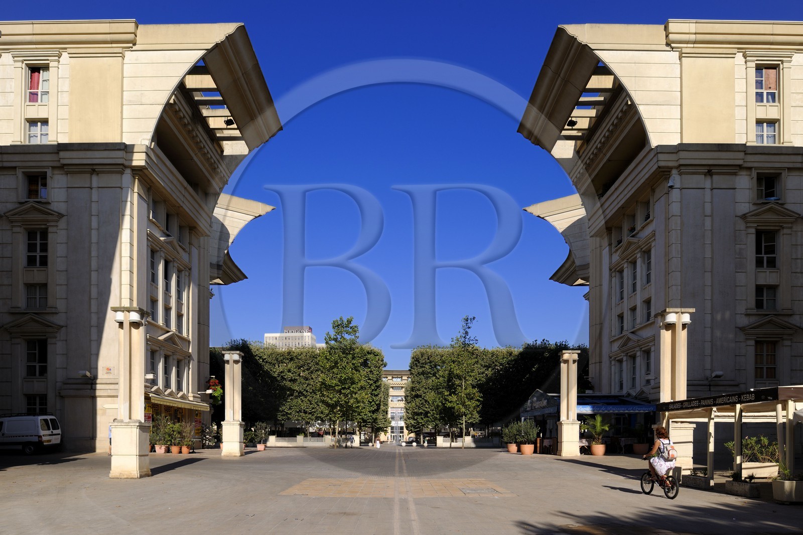 France, Hérault (34), Montpellier, quartier Antigone de l'architecte Ricardo Bofill, place du Nombre d'Or, un axe piéton relie cette place au Lez vers l'est et au centre historique à l'ouest
