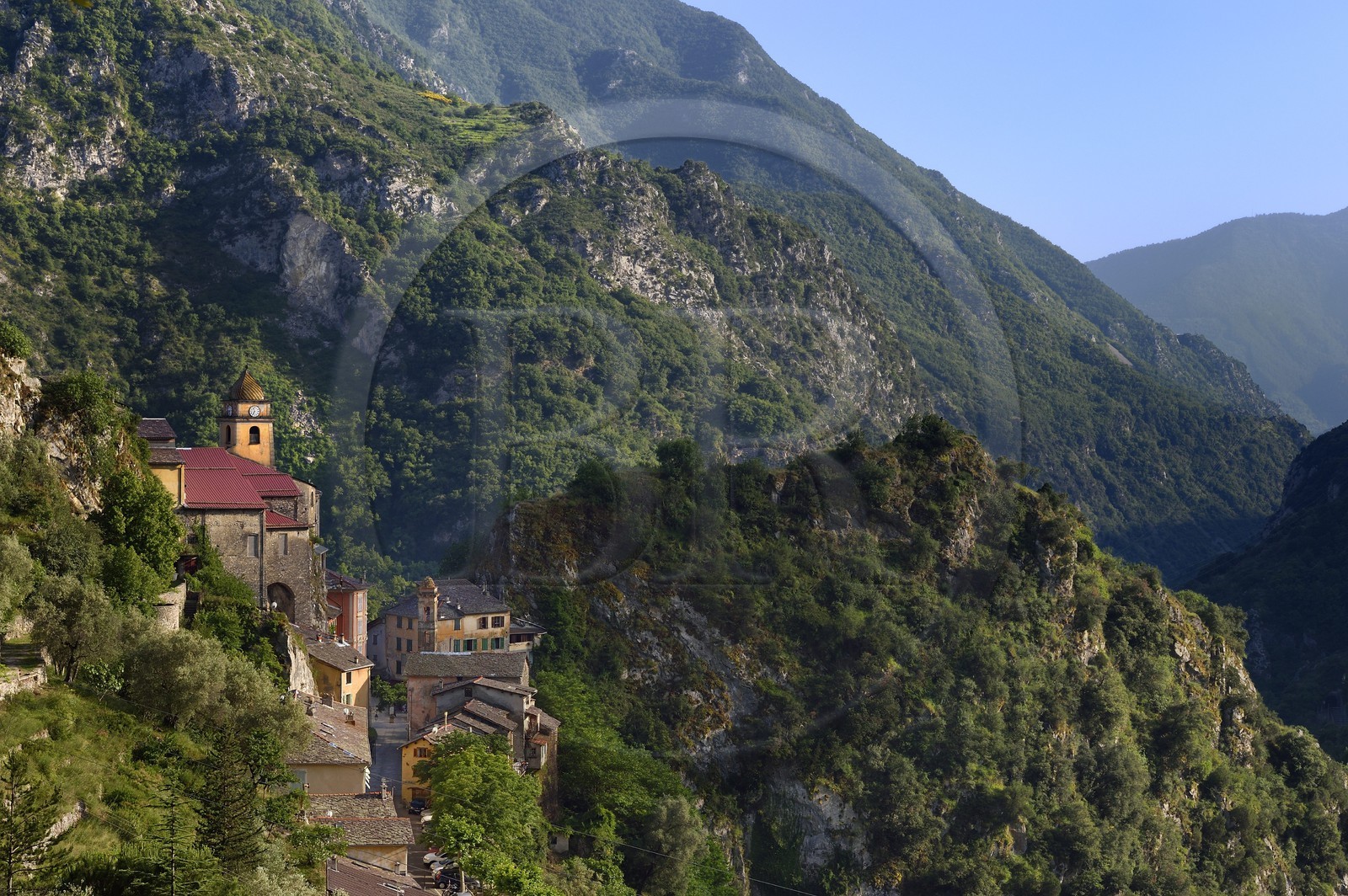 France, Alpes-Maritimes (06), vallée de la Roya (arrière-pays niçois), au pied du parc national du Mercantour, village perché de Saorge, l'église Saint-Sauveur domine la vallée
