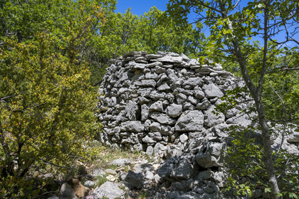 France, Vaucluse, Mont Ventoux Regional Natural Park, Monieux, Gorges de La Nesque, dry stone shelters called borie in the scrubland overlooking the Gorges de La Nesque