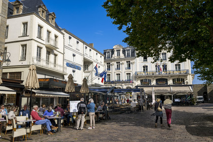 France, Ille-et-Vilaine (35), Côte d'Emeraude, Saint-Malo intra-muros, terrasses de restaurants de la place Chateaubriand