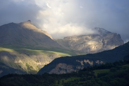 France, Alpes-de-Haute-Provence (04), vallée de l'Ubaye, les montagnes du Parc national du Mercantour, la Tête de Sanguinières et le col de Restefond derrière le hameau de Lans à l'Est de Jausiers