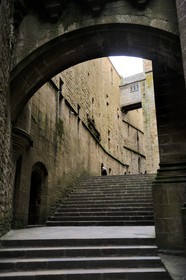France, Manche (50), l'abbaye du Mont-Saint-Michel, classé Patrimoine Mondial de l'UNESCO, l'escalier abbatial et les logis abbatiaux à gauche