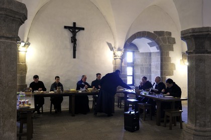France, Manche (50), l'abbaye du Mont-Saint-Michel, classé Patrimoine Mondial de l'UNESCO, déjeuner dans le réfectoire actuel des moines des Fraternités Monastiques de Jérusalem dans les logis abbatiaux