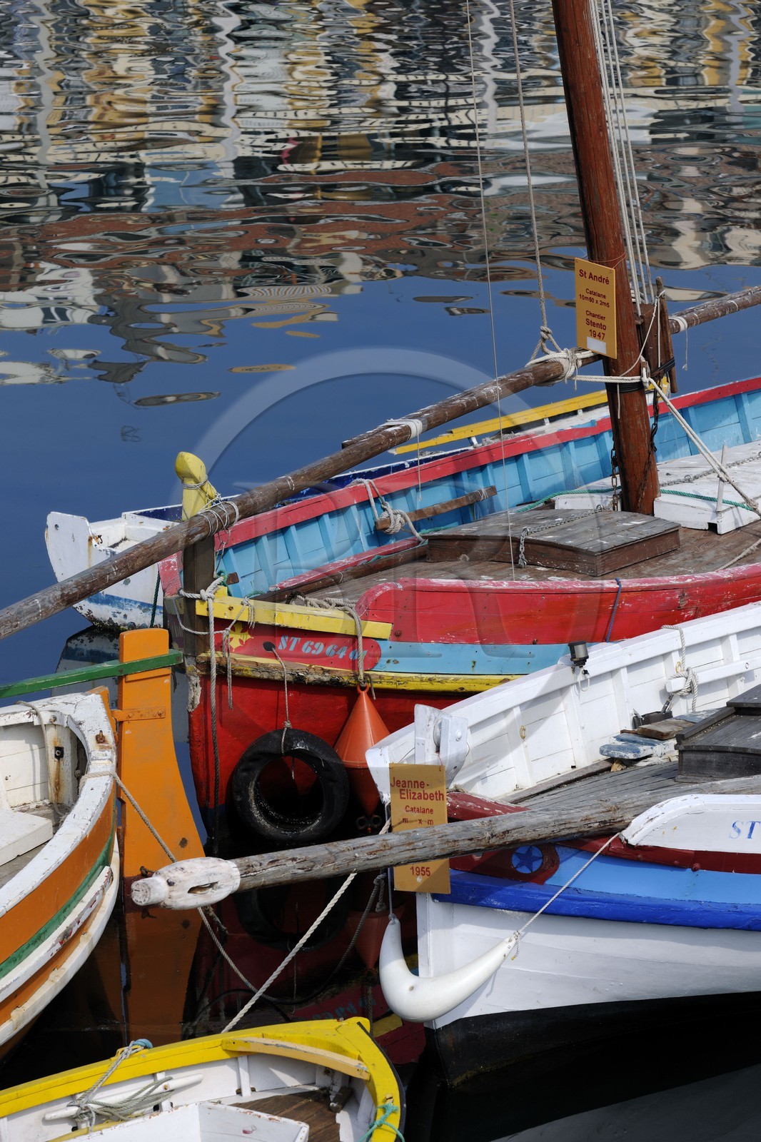 France, Hérault (34), Sète, barques traditionnelles dans le vieux port à l'entrée du canal Royal