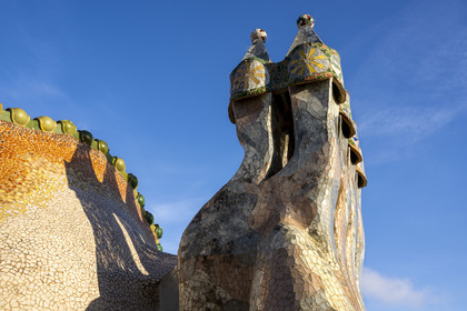 Espagne, Catalogne, Barcelone, quartier de l'Eixample, Passeig de Gracia, Casa Batllo de l'architecte du modernisme catalan Antoni Gaudi, site classé au Patrimoine Mondial de l'UNESCO, cheminées et toiture suggérant l'échine du dragon