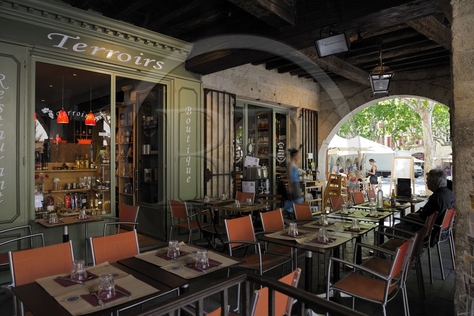 France, Gard (30), Uzès, classée ville d'art et d'histoire, Terroirs est un restaurant et une épicerie fine qui fait aussi caviste sous les arcades de la Place aux Herbes