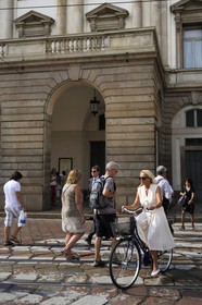 Italy, Lombardy, Milan, Piazza della Scala, a cyclist in front of the opera theater La Scala