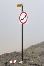 Suisse, Canton de Berne, Oberland Bernois, Mürren, interdiction de porter des talons hauts sur le Bergweg (chemin de la montagne)