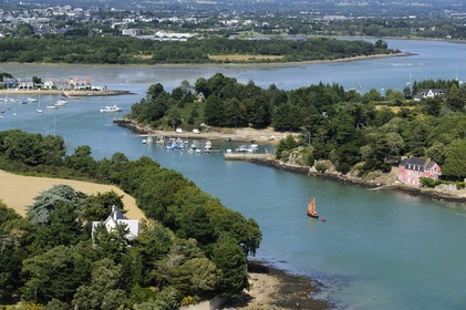 France, Morbihan (56), Golfe du Morbihan, Vannes, Port Anna et presqu'île de Conleau, un Sinagot voilier traditionnel (vue aérienne)