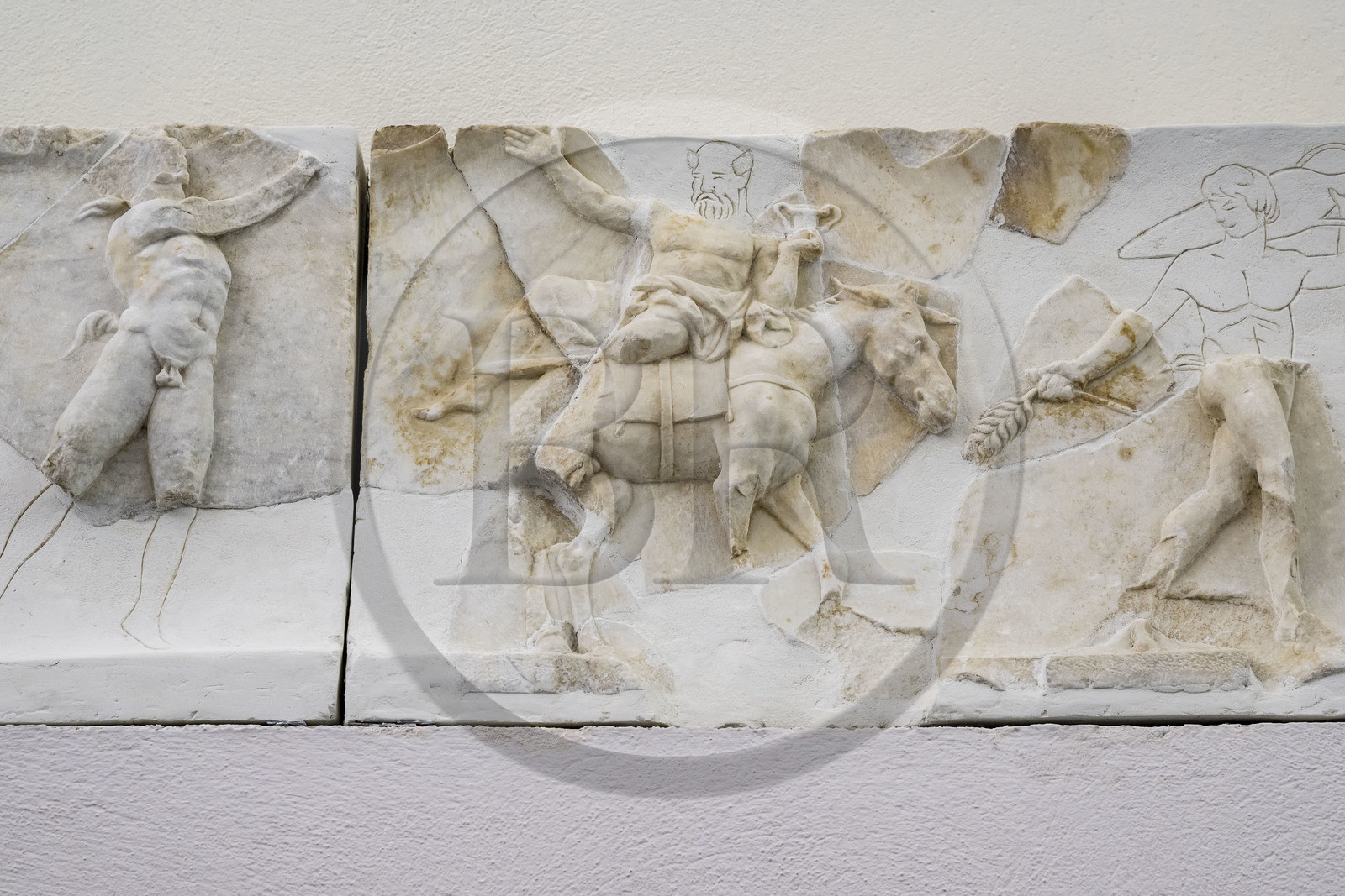 France, Vaucluse (84), Orange, le musée municipal d'art et d'histoire, fragments de la Frise Dionysiaque, Silène ivre sur un ane et un satyre tenant un épis de blé