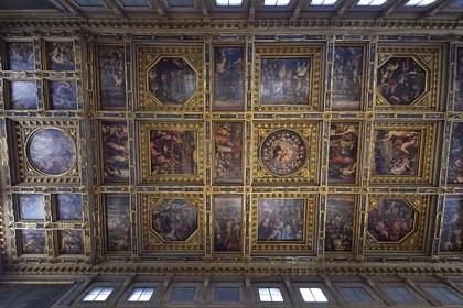 Italie, Toscane, Florence, centre historique classé Patrimoine Mondial de l'UNESCO, le Palazzo Vecchio, Salone dei Cinquecento (salle des Cinq-Cents), le plafond à caissons ornés des peintures de Vasari