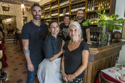 France, Alpes-Maritimes (06), Nice, vieille ville, Restaurant Acchiardo dans la Rue Droite, Virginie Acchiardo, chef du restaurant et sa famille