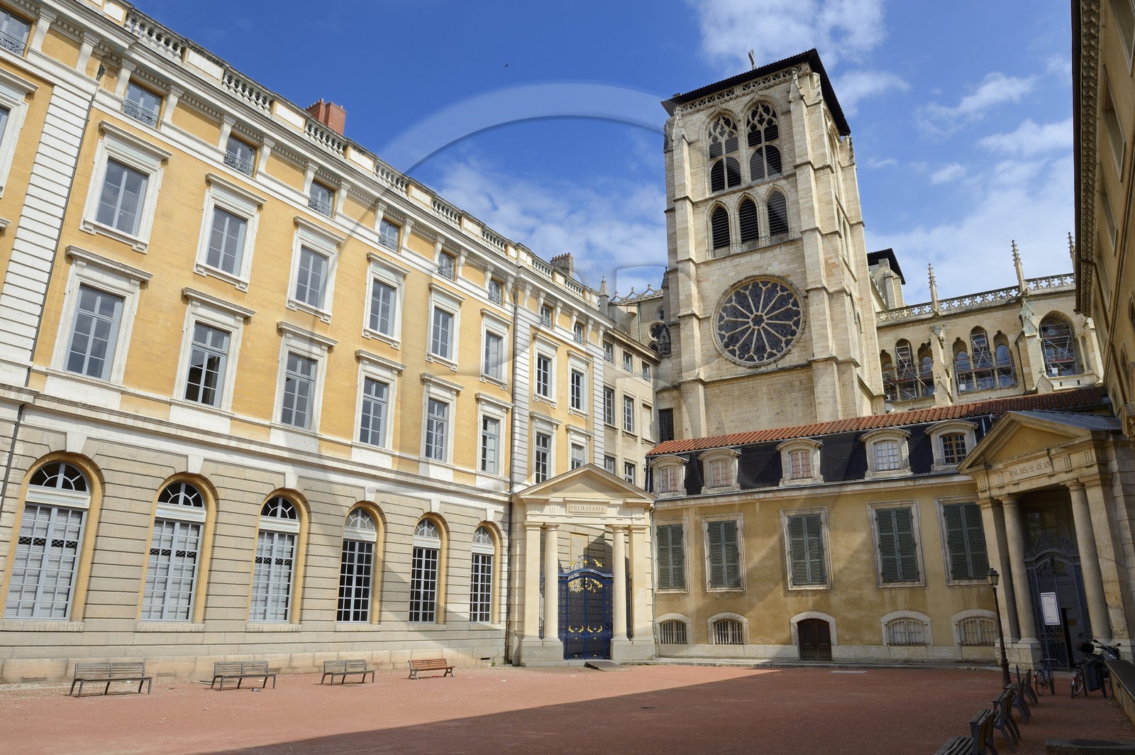 France, Rhône (69), Lyon, site historique classé Patrimoine Mondial de l'UNESCO, Vieux Lyon, la tour sud ouest de la cathédrale (primatiale) Saint Jean et la cour du Palais Saint-Jean