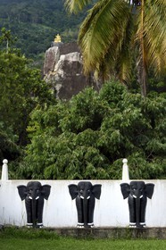 Sri Lanka, province du centre, district de Matale, mur d'enceinte du Aluvihara Rock Cave Temple