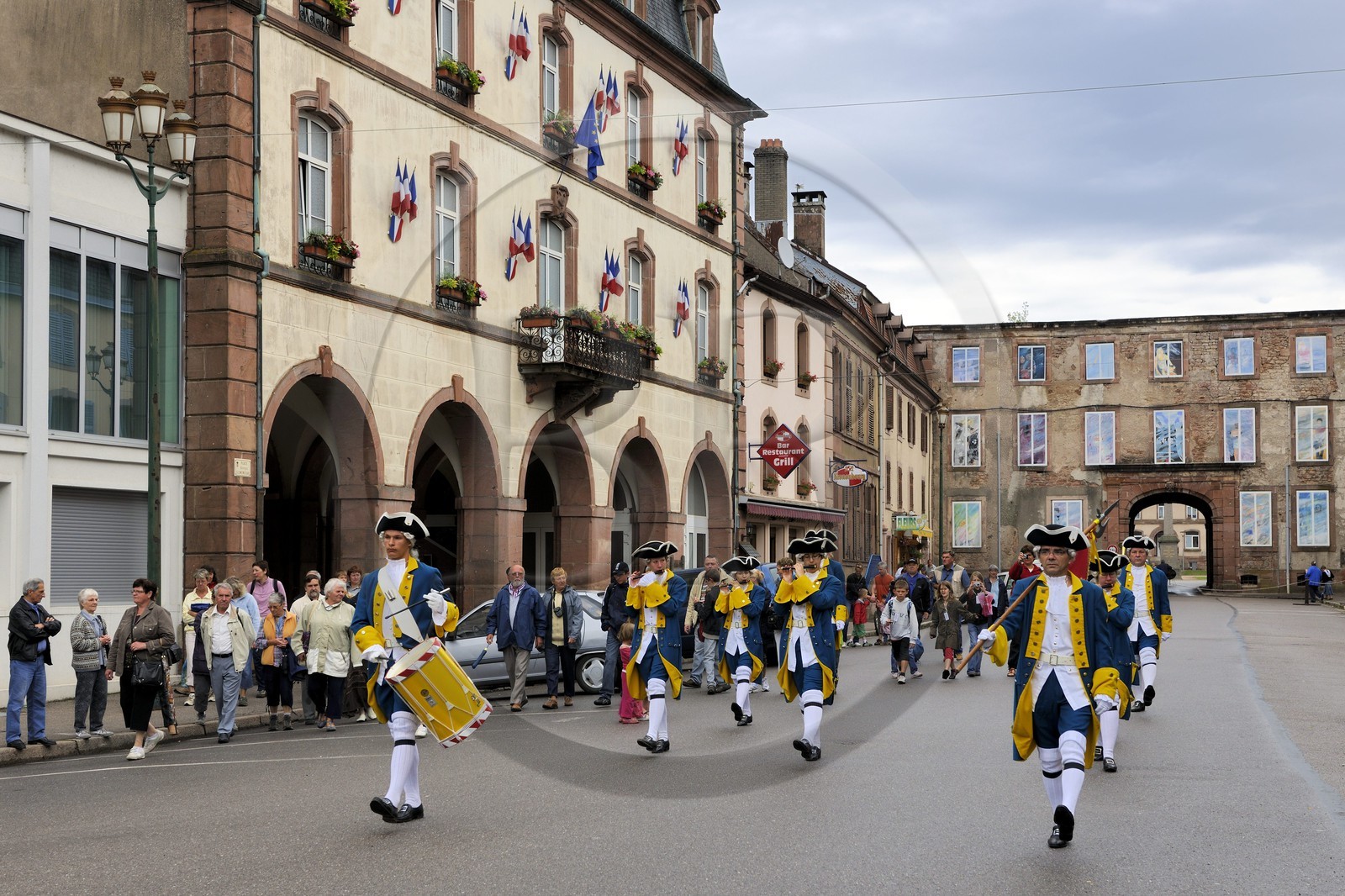 France, Vosges (88), Senones, capitale de l’ex-Principauté de Salm-Salm rattachée à la France en 1793, la relève de la Garde dans la rue principale