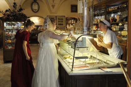 Italie, Ligurie, Sarzana, Napoleon Festival, l'impératrice Marie Louise choisi un gateau dans une patisserie