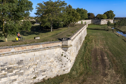 France, Charente-Maritime (17), Saintonge, Marennes-Hiers-Brouage, citadelle de Brouage, labellisé Les Plus Beaux Villages de France, les remparts batis de 1630 à 1640 sont munis d'échauguettes (vue aérienne)