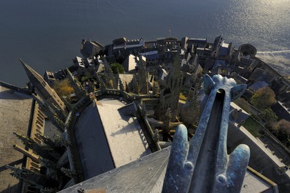 France, Manche (50), l'abbaye du Mont-Saint-Michel, classé Patrimoine Mondial de l'UNESCO, l'église et le village vus depuis la flèche à l'aube