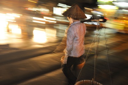 Vietnam, Hanoï, old city, seller with her yoke