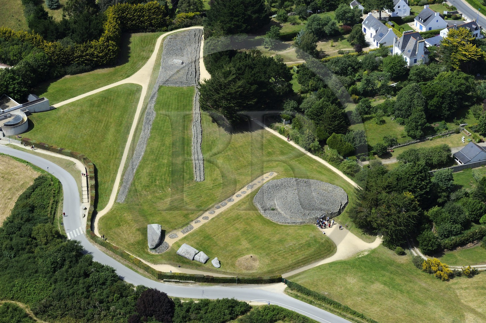 France, Morbihan (56), Golfe du Morbihan, Locmariaquer, le tumulus d'Er Grah, le grand menhir brisé d'Er Grah et le cairn de la Table des Marchands (vue aérienne)