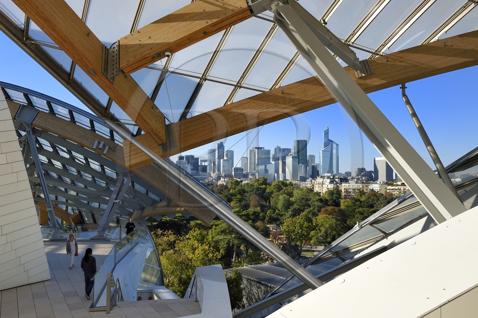 France, Paris (75), la Fondation Louis Vuitton de l'architecte Frank Gehry et le quartier de La Défense en arrière plan